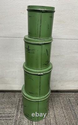 Ensemble de boîtes en métal galvanisé vert avec charnière, rustique et usé, pour deux personnes.