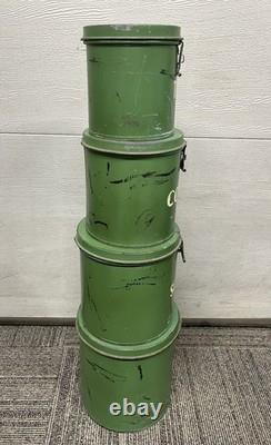 Ensemble de boîtes en métal galvanisé vert avec charnière, rustique et usé, pour deux personnes.