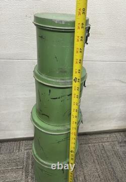 Ensemble de boîtes en métal galvanisé vert avec charnière, rustique et usé, pour deux personnes.