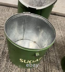 Ensemble de boîtes en métal galvanisé vert avec charnière, rustique et usé, pour deux personnes.