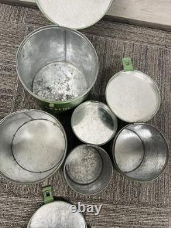 Ensemble de boîtes en métal galvanisé vert avec charnière, rustique et usé, pour deux personnes.
