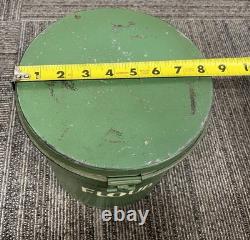 Ensemble de boîtes en métal galvanisé vert avec charnière, rustique et usé, pour deux personnes.