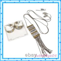 Ensemble de boucles d'oreilles créoles et de collier long à deux tons avec franges de tapisserie de Brighton, 180 $ avec pochette
