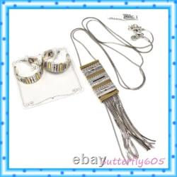 Ensemble de boucles d'oreilles créoles et de collier long à deux tons avec franges de tapisserie de Brighton, 180 $ avec pochette