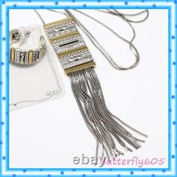 Ensemble de boucles d'oreilles créoles et de collier long à deux tons avec franges de tapisserie de Brighton, 180 $ avec pochette