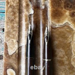 Ensemble de bureau vintage Sheaffer avec deux stylos-plume et socle en onyx rubané de 10 pouces 5503S