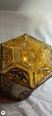 Ensemble de deux (2) anciens luminaires hexagonaux en verre ambré avec motif de volutes noires