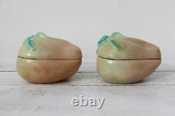 Ensemble de deux boîtes en porcelaine chinoise en forme de pêche des années 1940.