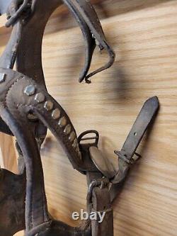 Ensemble de deux brides en cuir vintage pour chevaux de trait avec un design en acier, avec mors et rênes.