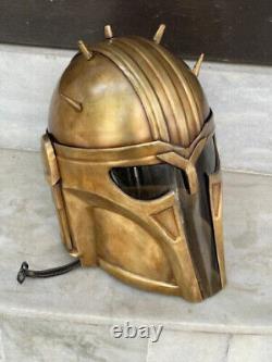 Ensemble de deux casques mandaloriens : le casque de l'armurière et le casque de Boba Fett din djarin