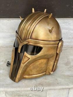 Ensemble de deux casques mandaloriens : le casque de l'armurière et le casque de Boba Fett din djarin