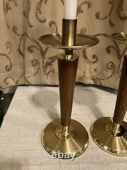 Ensemble de deux chandeliers d'autel lourds en laiton et bois pour lampe à huile pascale.