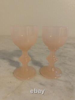 Ensemble de deux cordiaux en verre rose opalescent de Portieux Vallerysthal