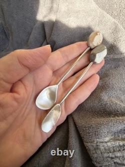 Ensemble de deux cuillères à expresso en argent sterling et galets, fabriquées à la main par Thalia Maria