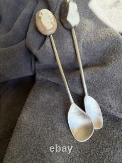 Ensemble de deux cuillères à expresso en argent sterling et galets, fabriquées à la main par Thalia Maria