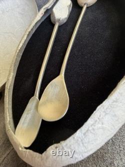 Ensemble de deux cuillères à expresso en argent sterling et galets, fabriquées à la main par Thalia Maria
