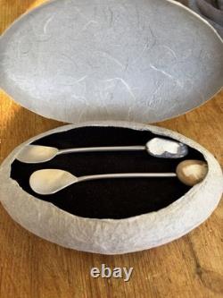 Ensemble de deux cuillères à expresso en argent sterling et galets, fabriquées à la main par Thalia Maria