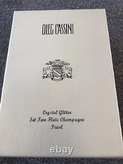 Ensemble de deux flûtes à champagne Oleg Cassini. Perle. Rare.