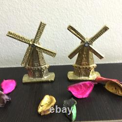 Ensemble de deux moulins à vent décoratifs en laiton et cuivre gravé de style antique