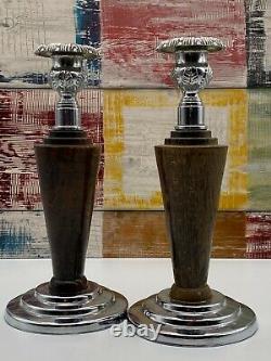 Ensemble de deux paires de bougeoirs/bougeoirs en métal argenté et bois vintage
