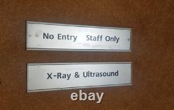 Ensemble de deux panneaux d'information originaux des années 1990 provenant de l'hôpital de Bangour 72 cm x 15 cm.