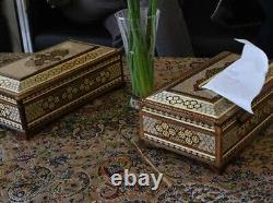 Ensemble de deux pièces (jumelles) de boîtes à mouchoirs en bois antique persan faites à la main et ornées d'incrustations.
