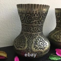 Ensemble de deux rares vases de décoration antique en laiton persan islamique