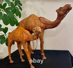 Ensemble de deux sculptures de chameaux anciennes
