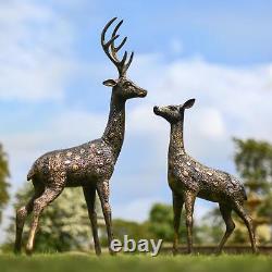 Ensemble de deux sculptures de jardin en forme de cerf élaphe tacheté, mâle et femelle.