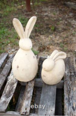Ensemble de deux sculptures de lapins crème