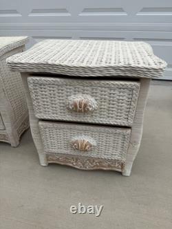 Ensemble de deux tables de chevet blanches en rotin Vintage Pier 1 Jamaica Collection