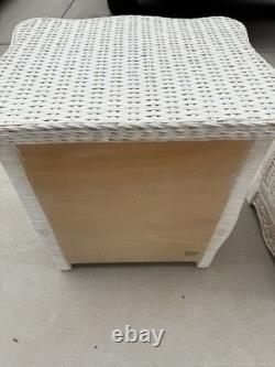 Ensemble de deux tables de chevet blanches en rotin Vintage Pier 1 Jamaica Collection