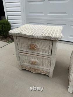Ensemble de deux tables de chevet blanches en rotin Vintage Pier 1 Jamaica Collection