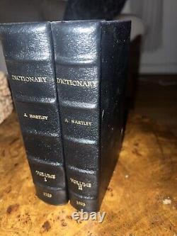 Ensemble de dictionnaires en deux volumes reliés en cuir datant de 1703. Plus de 320 ans d'âge.