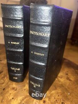 Ensemble de dictionnaires en deux volumes reliés en cuir datant de 1703. Plus de 320 ans d'âge.