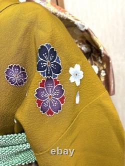 Ensemble de kimono en pure soie à manches longues, crêpe, deux couleurs, jaune moutarde, matcha Ensemble de kimono en pure soie à manches longues, crêpe, deux couleurs, jaune moutarde, matcha