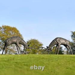 Ensemble de luxe de deux sculptures de jardin en forme de cerfs combattants vieillis en vert-de-gris