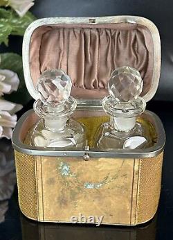 Ensemble de parfum ancien Deux bouteilles en verre dans un étui de voyage en velours France 19e siècle