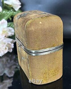 Ensemble de parfum ancien Deux bouteilles en verre dans un étui de voyage en velours France 19e siècle