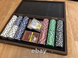 Ensemble de poker de luxe Manopoulus. État de la boîte légèrement utilisé, jetons et cartes tout neufs.