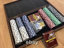 Ensemble de poker de luxe Manopoulus. État de la boîte légèrement utilisé, jetons et cartes tout neufs.