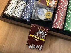 Ensemble de poker de luxe Manopoulus. État de la boîte légèrement utilisé, jetons et cartes tout neufs.