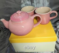 Ensemble de théière Le Creuset comprenant une petite théière et deux tasses en acier inoxydable Rose Quartz avec boîte