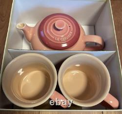 Ensemble de théière Le Creuset comprenant une petite théière et deux tasses en acier inoxydable Rose Quartz avec boîte