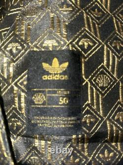 Ensemble de vêtements Adidas Premium SS/2020 en noir et or, avec veste réversible et pantalon.