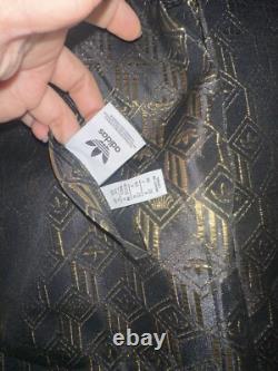 Ensemble de vêtements Adidas Premium SS/2020 en noir et or, avec veste réversible et pantalon.
