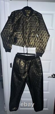 Ensemble de vêtements Adidas Premium SS/2020 en noir et or, avec veste réversible et pantalon.