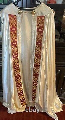 Ensemble de vêtements de chape et de chasuble vintage d'un prêtre catholique romain