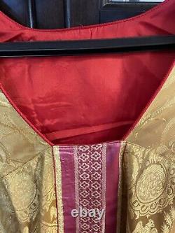 Ensemble de vêtements de chape et de chasuble vintage d'un prêtre catholique romain