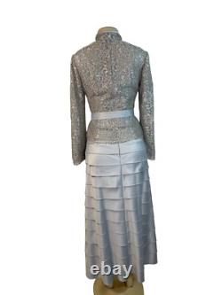 Ensemble formel femme JS Collections avec veste en dentelle argentée et jupe en satin à volants, taille 2